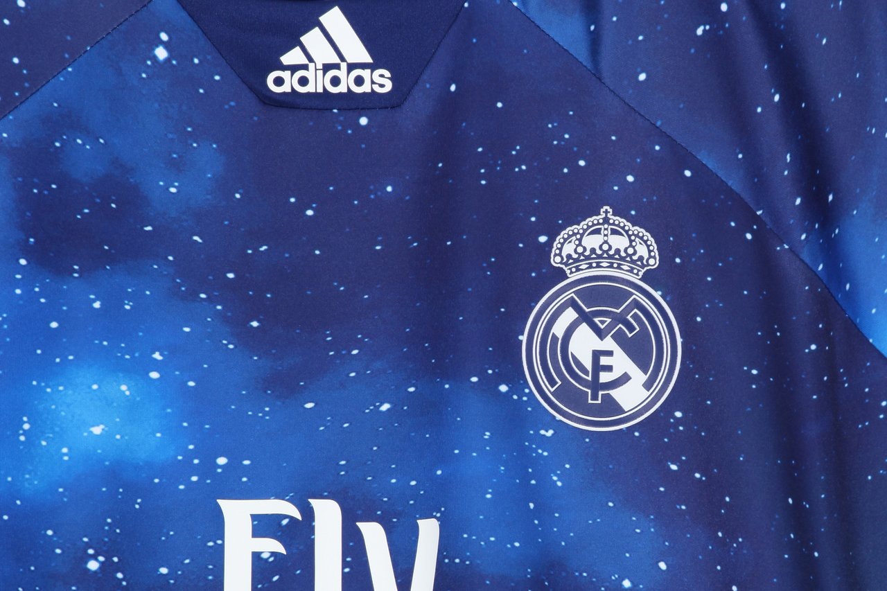 Camisa feminina oficial Adidas Real Madrid Edição FIFA 2019 Camisa feminina oficial Adidas Real Madrid Edição FIFA 2019